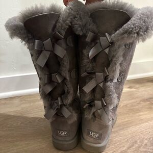 Size 8 womens tall Bailey bow grey UGG boots